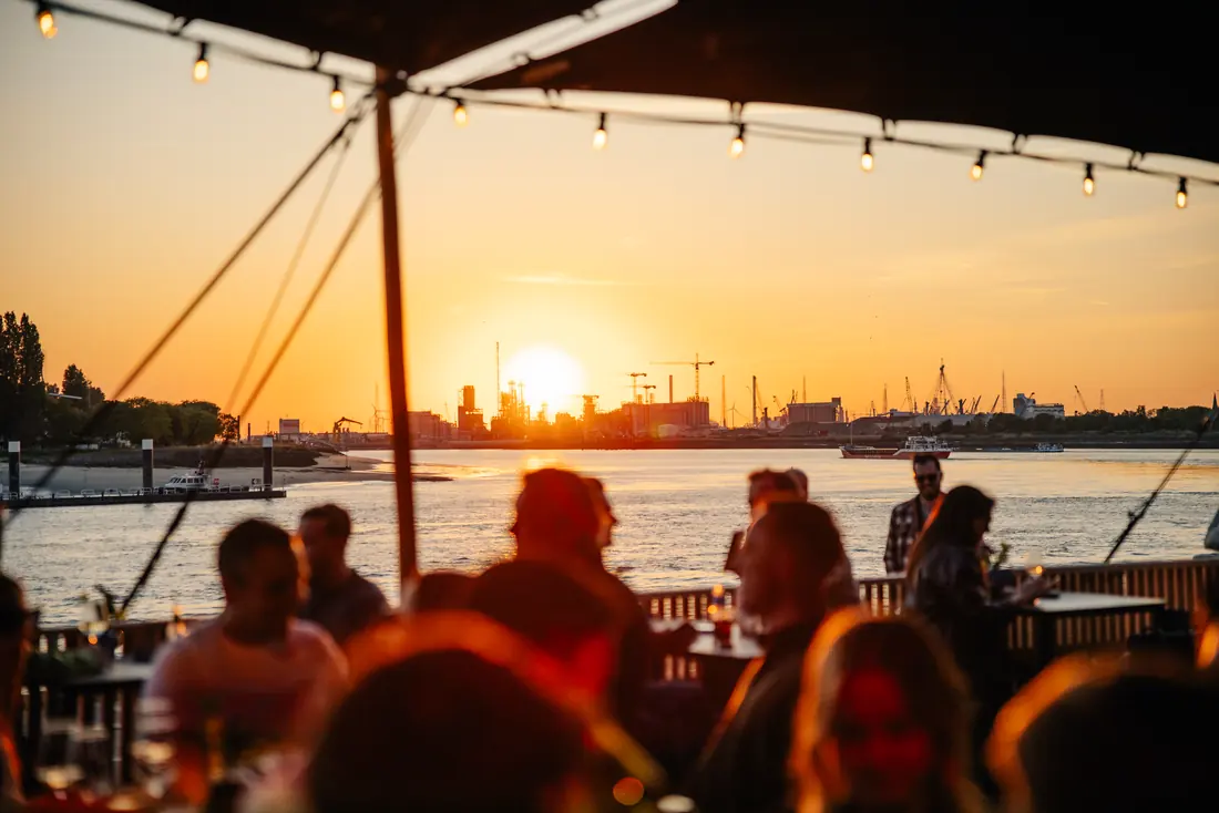 Zonsondergang tijdens een event van The Love Doctor