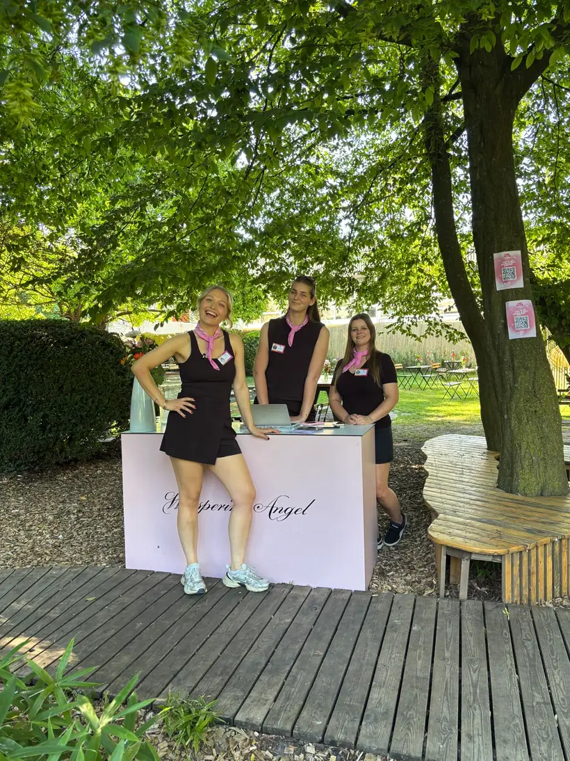 Het team van The Love Doctor bij hun stand op een event